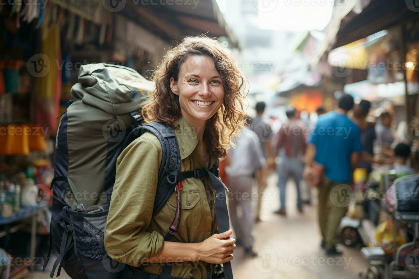 ai generiert weiblich Tourist Reisen mit Rucksack im Stadt Straße foto