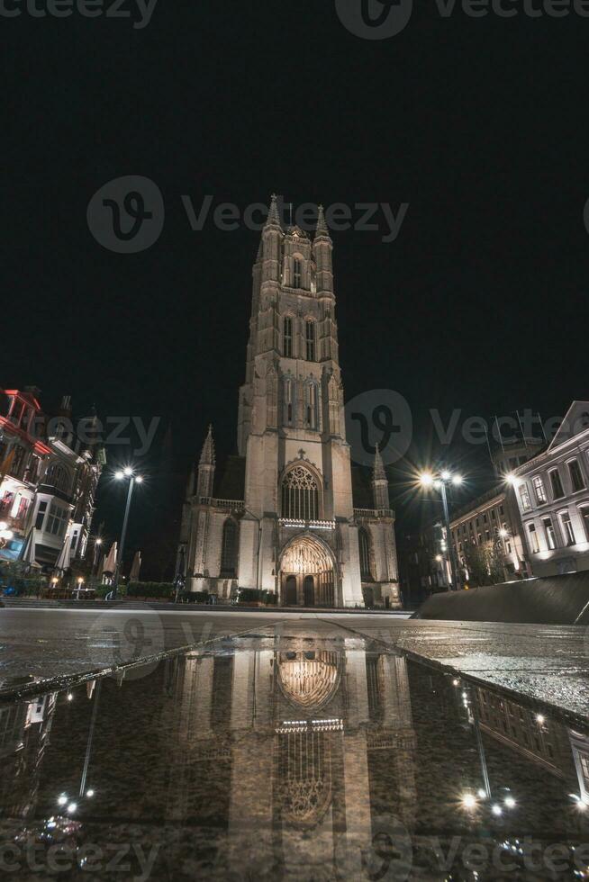 Sint-Baafskathedraal im das historisch Teil von Gent während das Nacht. Glockenturm von Gent. Belgiens die meisten berühmt historisch Center. Mitternacht Erleuchtung von das Stadt Center foto