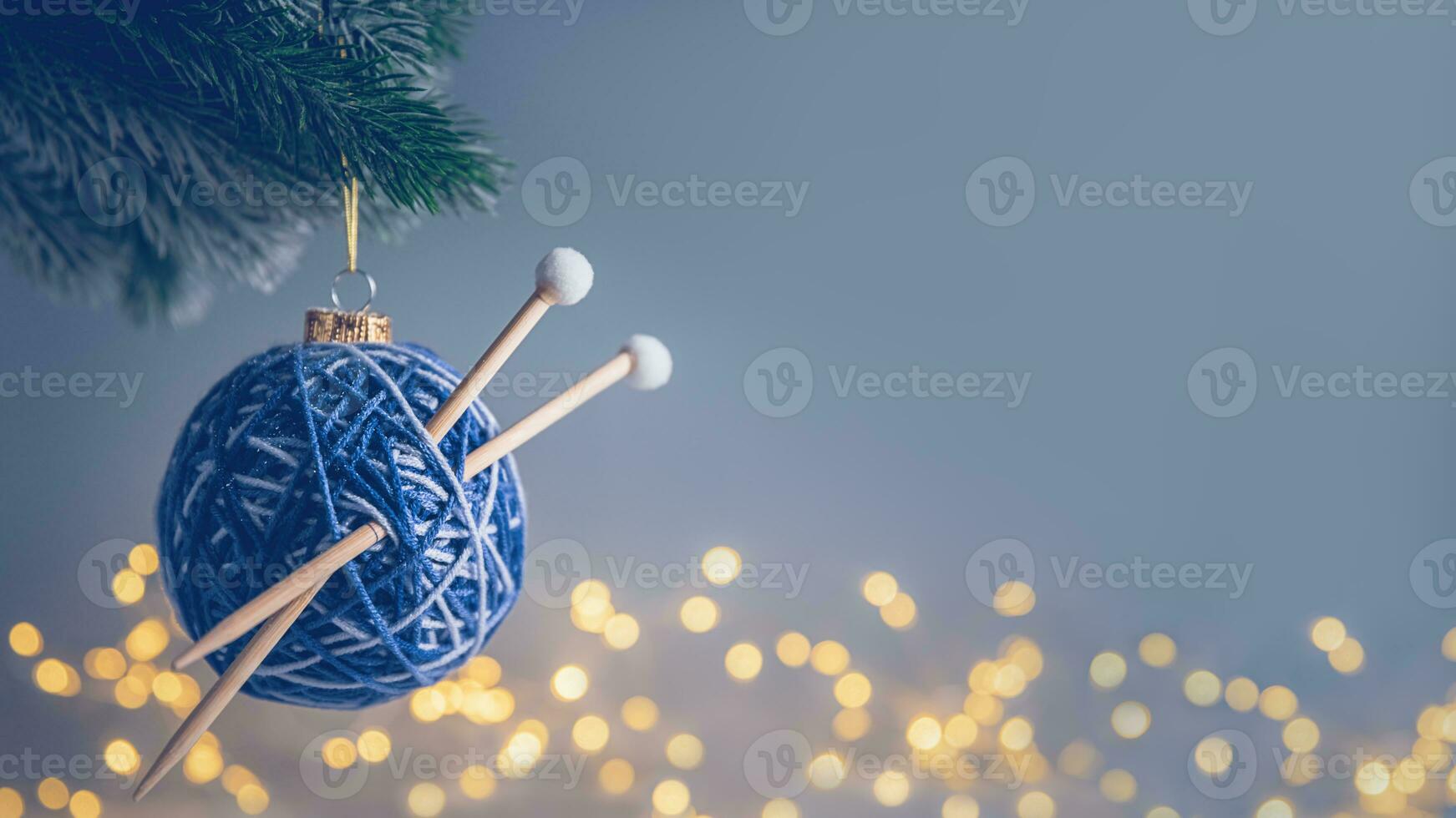 Weihnachten Ball im das bilden von ein Ball von Fäden mit Speichen auf das Weihnachten Baum foto