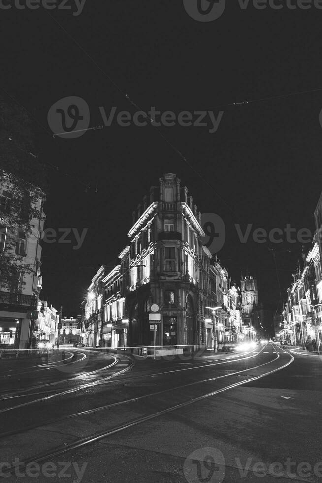 historisch und mittelalterlich die Architektur von Gent während ein dunkel Nacht. Gebäude beleuchtet durch farbig Beleuchtung auf lammerstraat. Flandern Region, Belgien. schwarz und Weiß foto