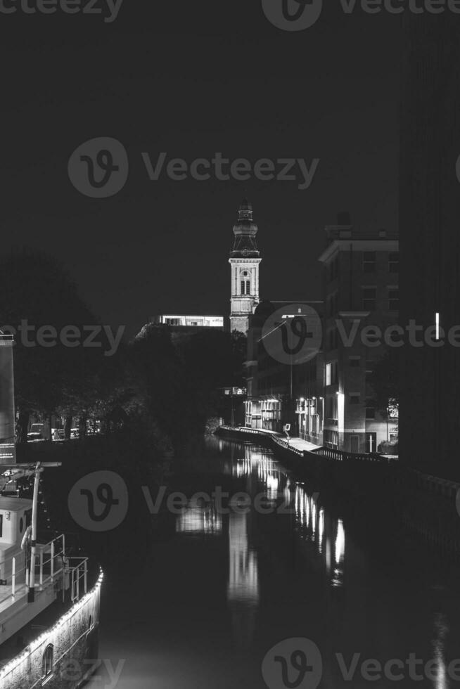 mittelalterlich Gebäude im das Center von Gent durch das Fluss lei während das Nacht. Belgiens die meisten berühmt historisch Center. Gent direkt am Wasser während Mitternacht foto