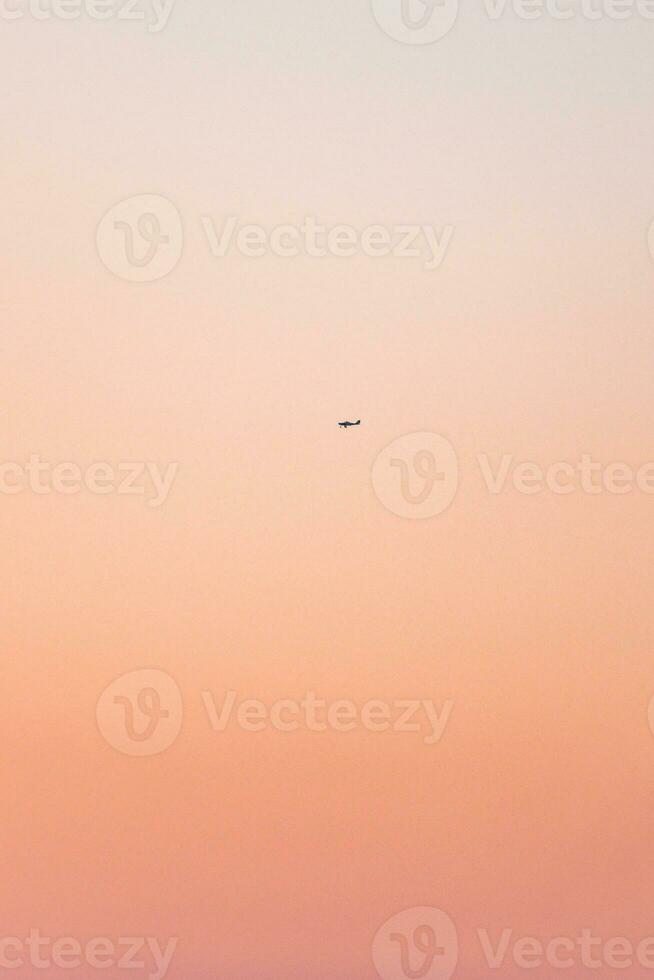 Handy, Mobiltelefon Drohne beim Arbeit während Sonnenuntergang. technologisch Innovation im Fotografie und Luftfahrt. Antenne Aussicht Video Aufzeichnung. fliegend Gerät foto