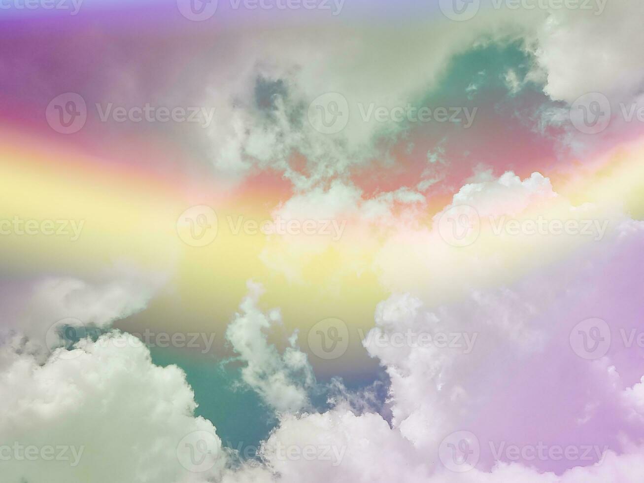 Schönheit abstrakt Süss Pastell- Sanft Grün und Gelb mit flauschige Wolken auf Himmel. multi Farbe Regenbogen Bild. Fantasie wachsend Licht foto