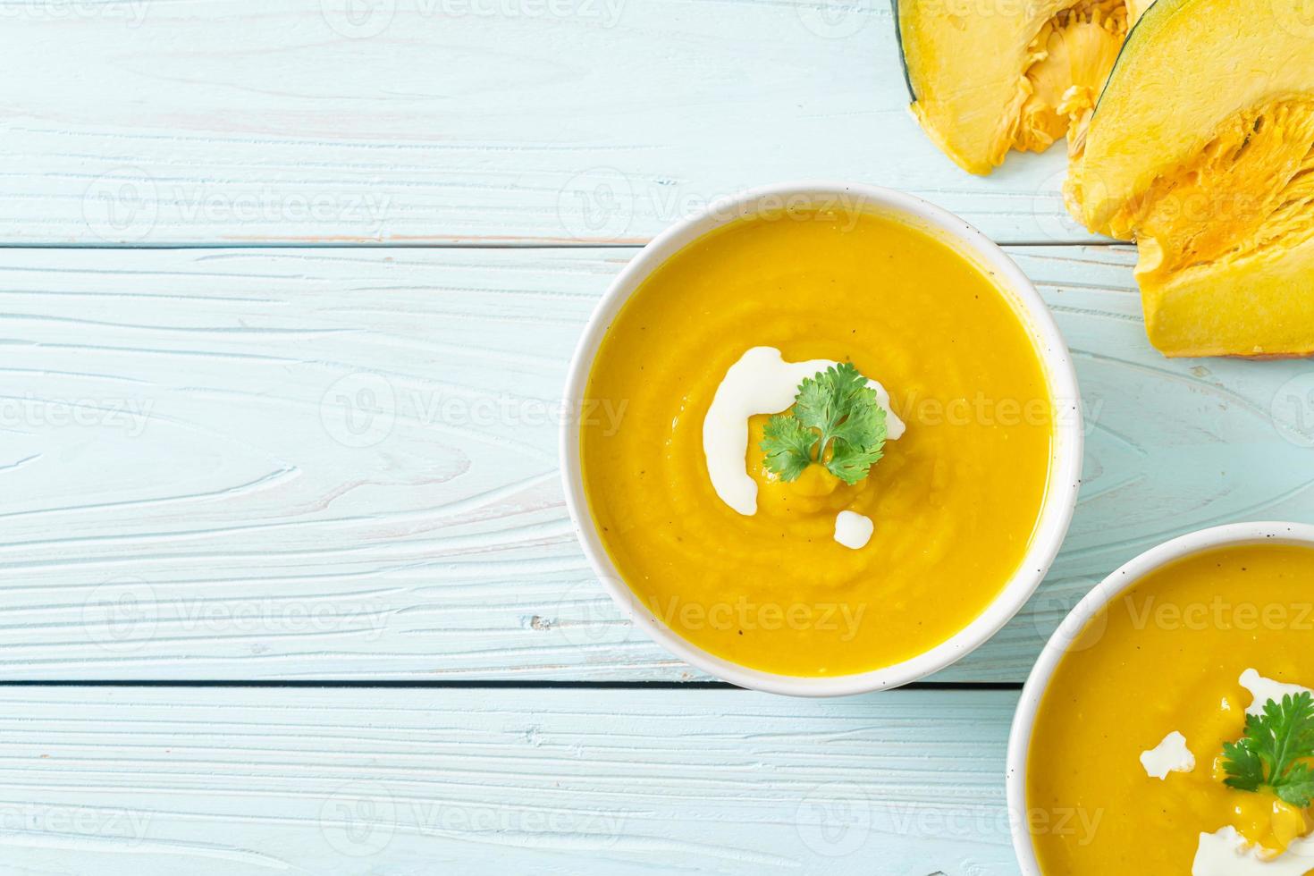 Kürbissuppe in weißer Schüssel foto