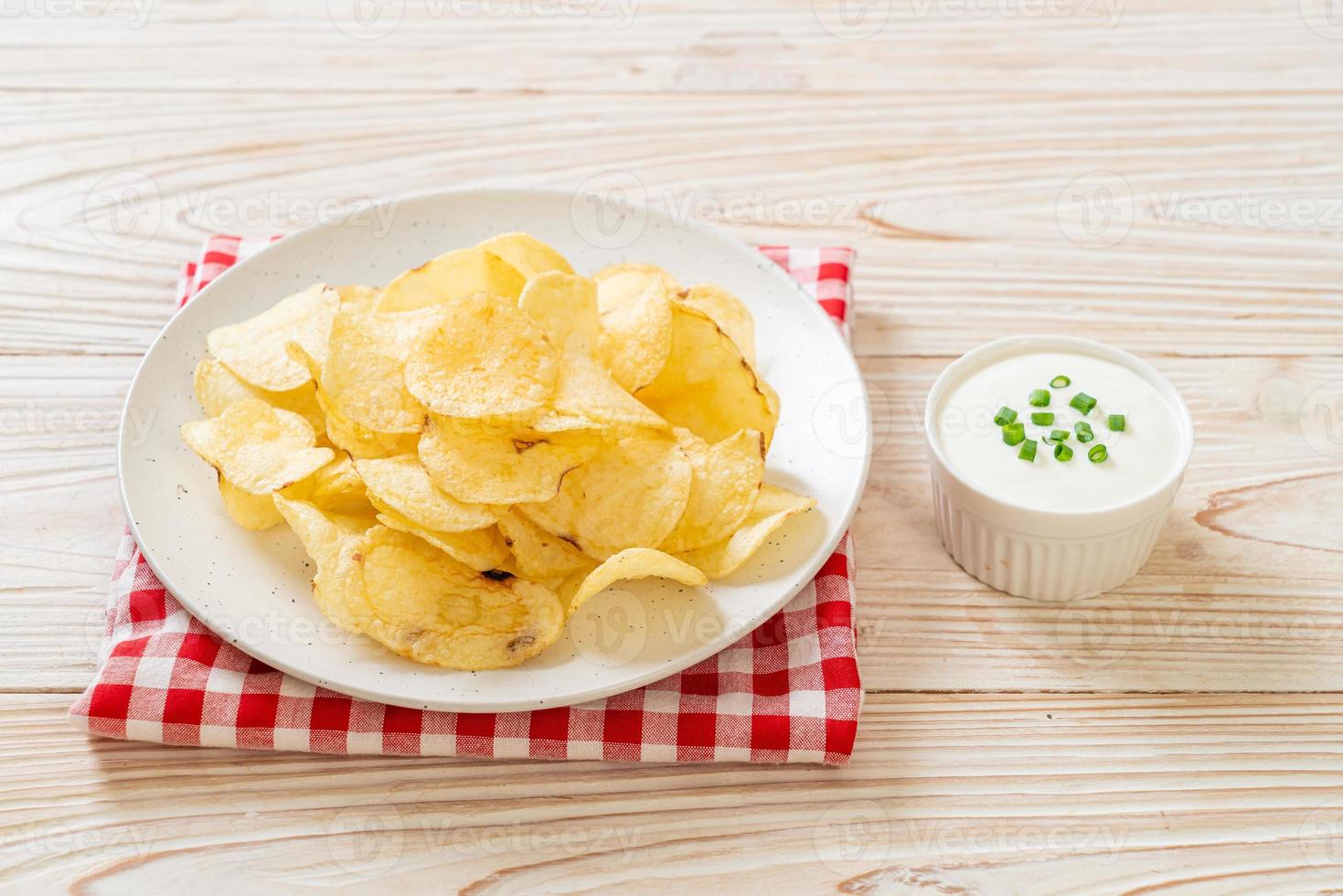 Kartoffelchips mit Sauerrahm foto