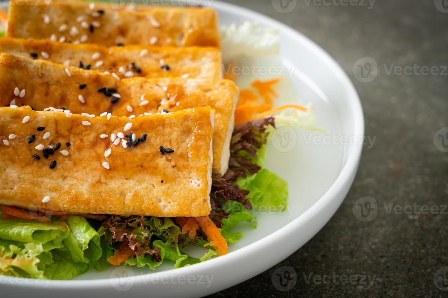 Teriyaki-Tofu-Salat mit Sesam foto