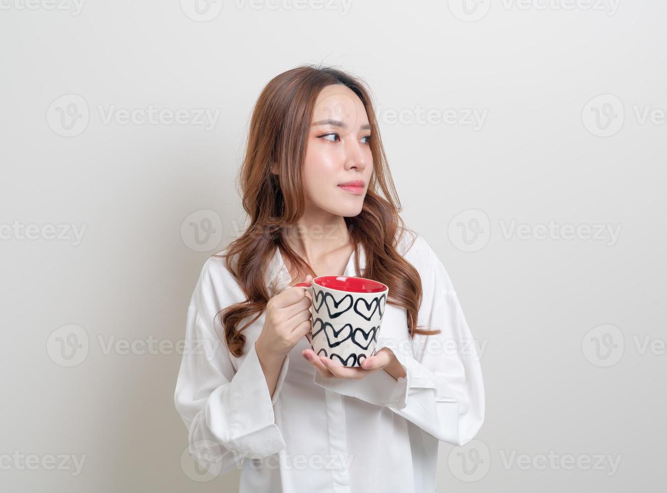 Porträt schöne asiatische Frau mit Kaffeetasse oder Tasse foto