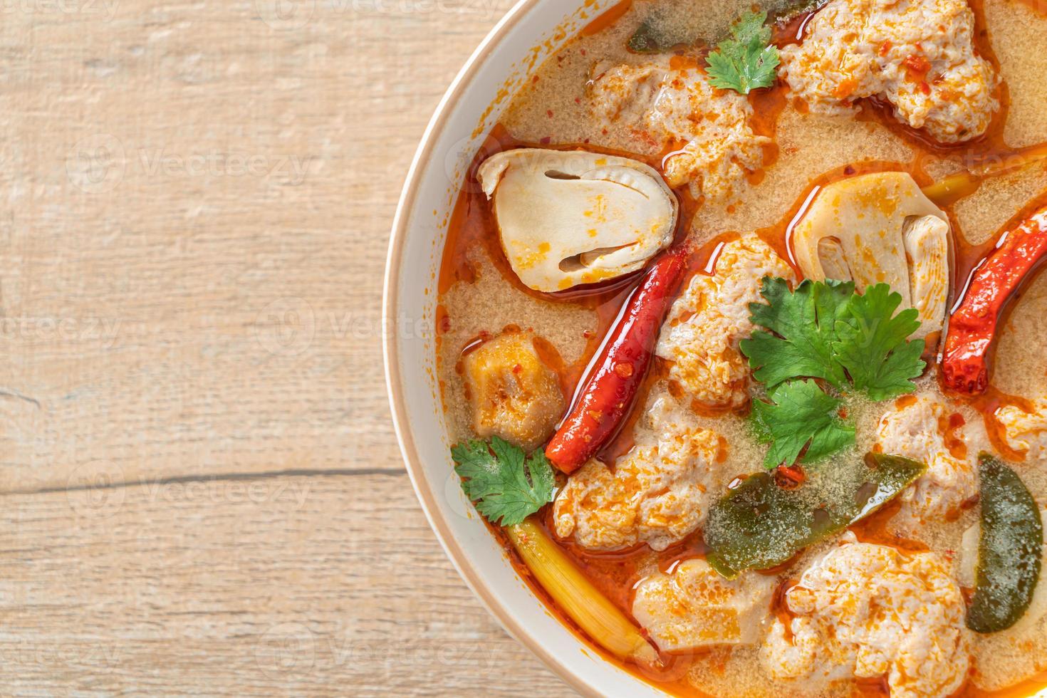 würzige gekochte Schweinesuppe mit Pilzen - Tom Yum foto