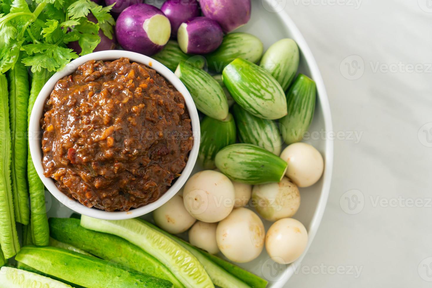 fermentierte Fisch-Chilipaste mit frischem Gemüse foto