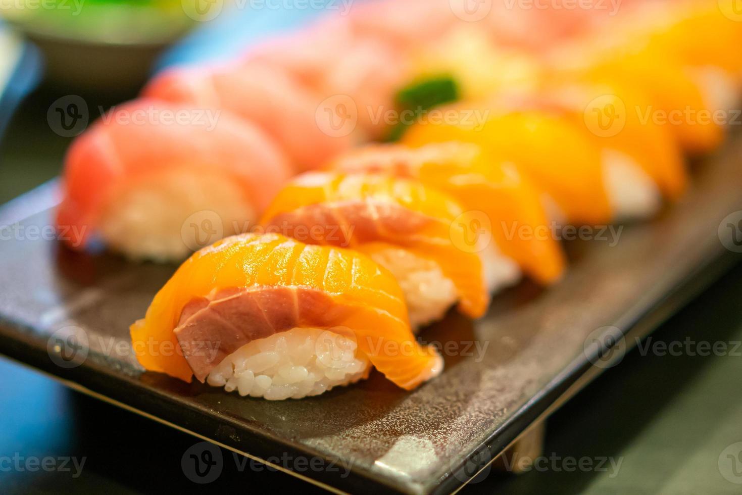 rohes Sushi mit frischem Lachs auf Teller foto