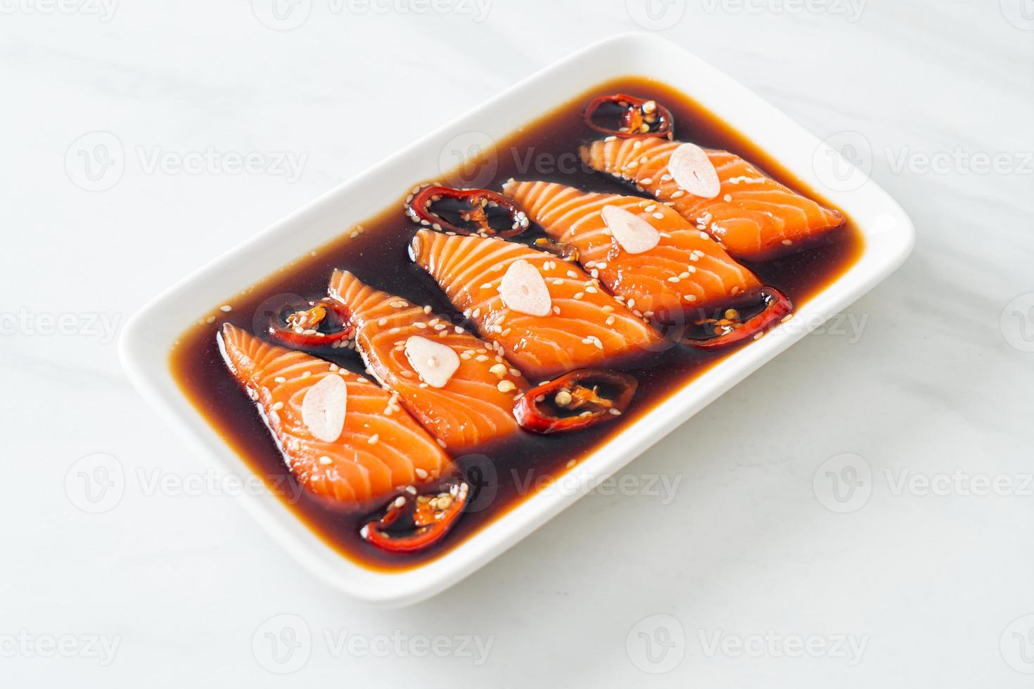 mit Lachs mariniertes Shoyu oder mit Lachs eingelegte Sojasauce foto