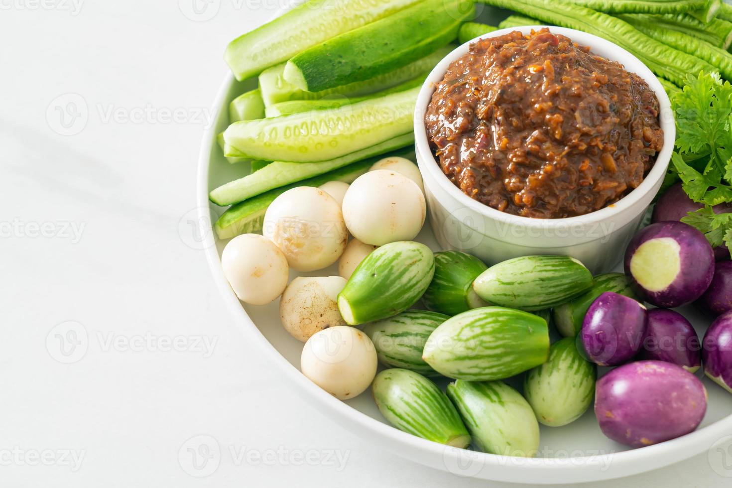 fermentierte Fisch-Chilipaste mit frischem Gemüse foto