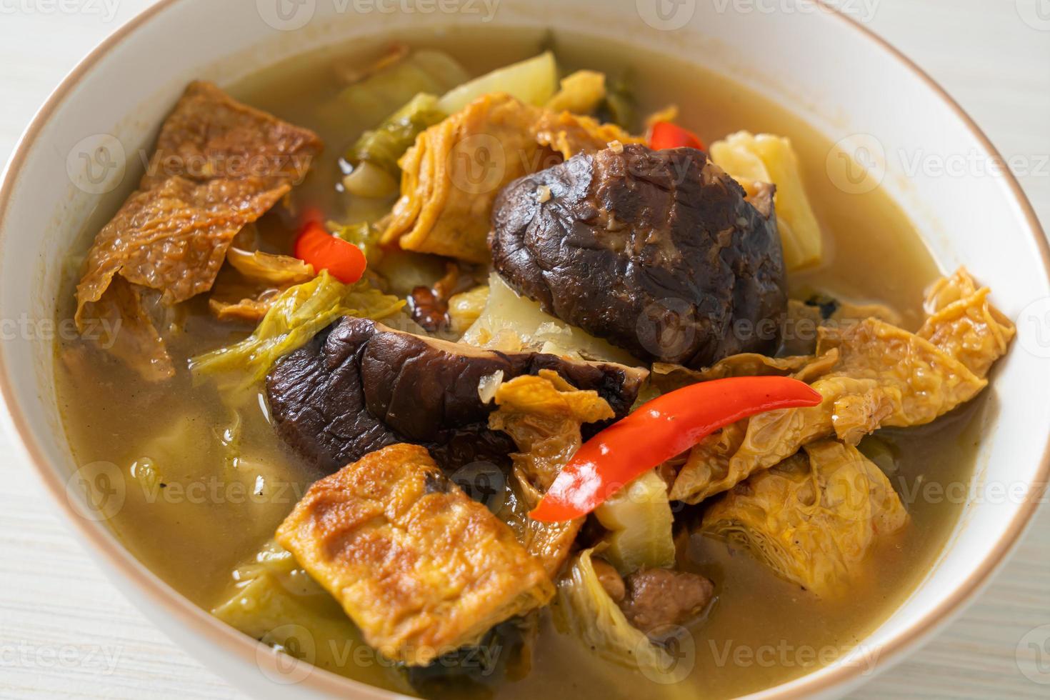 gekochter Sauerkraut und bittere Kürbissuppe foto