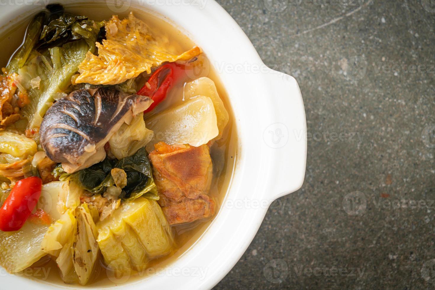 gekochter Sauerkraut und bittere Kürbissuppe foto