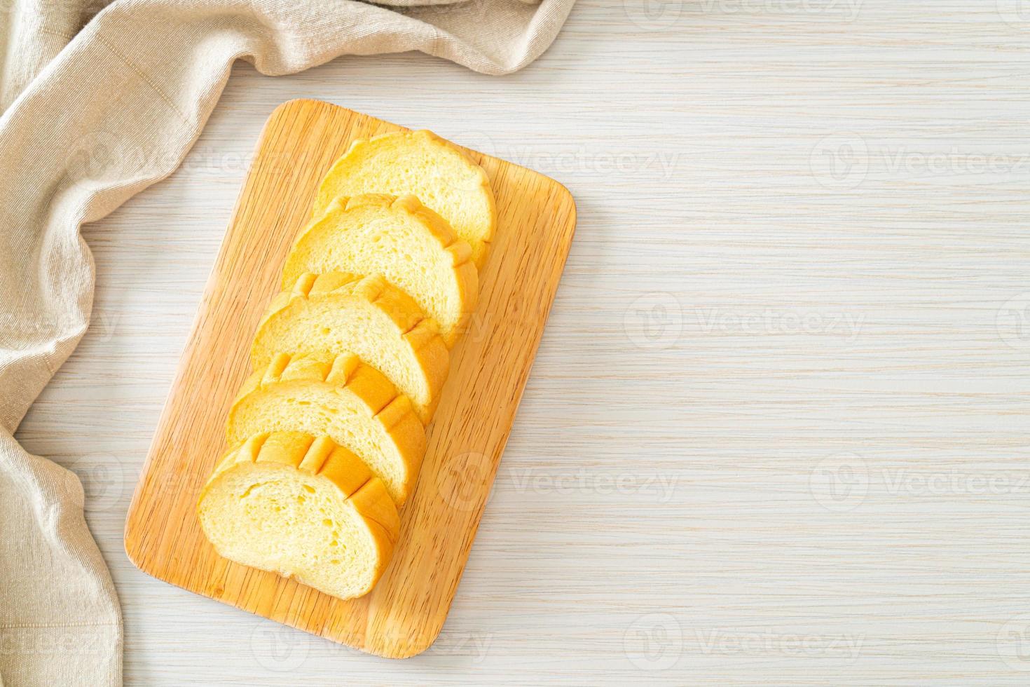 Kartoffelbrot auf Holzbrett geschnitten foto