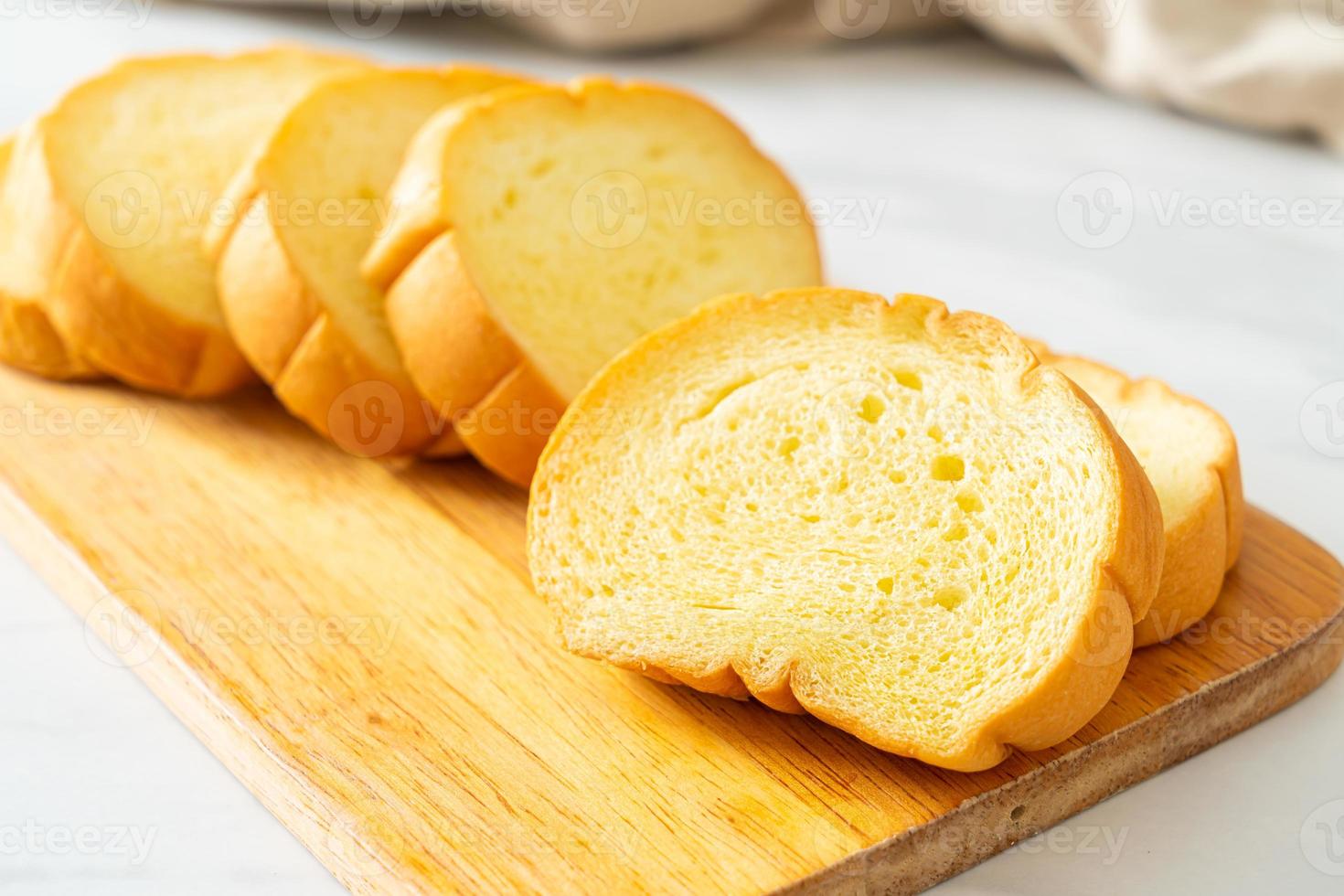 Kartoffelbrot auf Holzbrett geschnitten foto