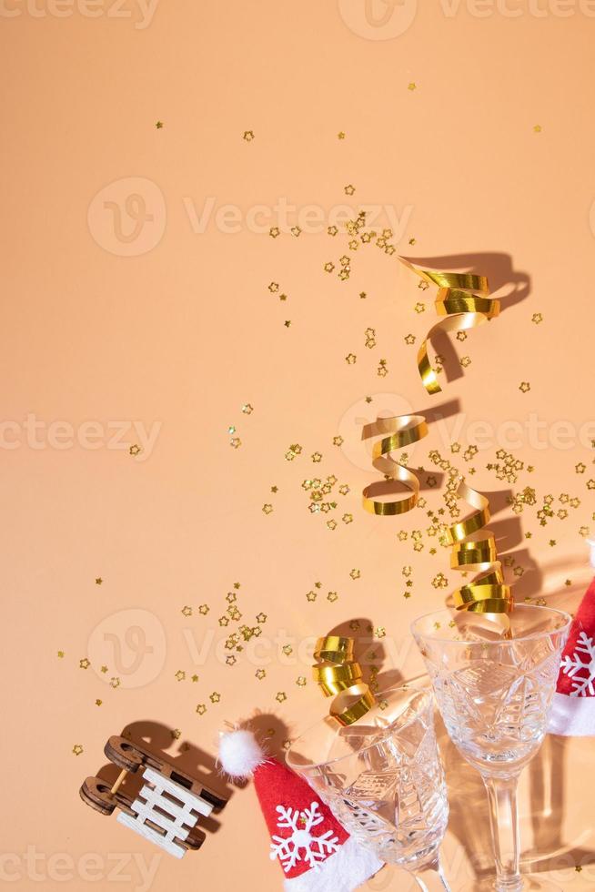 festliche Neujahrs-Weihnachtswohnung mit harten Schatten und glänzendem Dekor mit Kopierraum foto