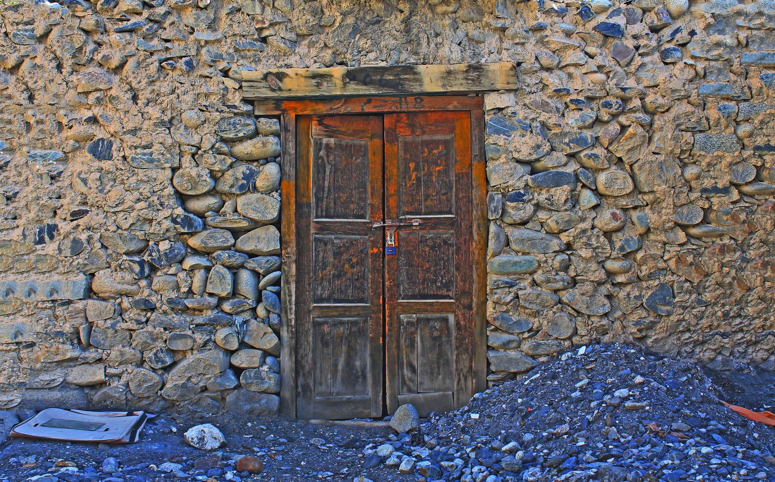 historische holztür grunge alte steinmauer foto