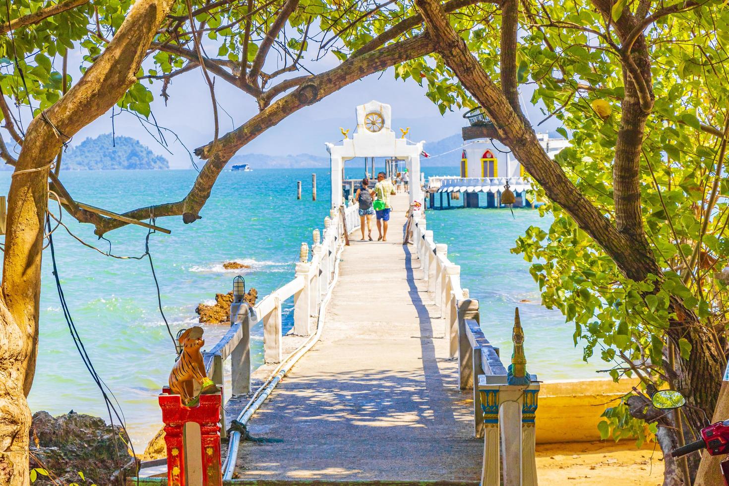 thailändischer tempel im wasser und paradies koh phayam thailand foto