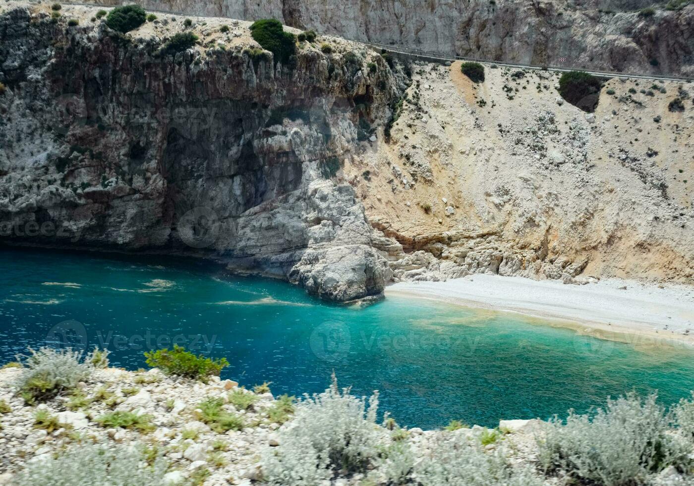 Küsten Klippen von Kalkstein. das Küste von Mittelmeer Meer im Truthahn. foto
