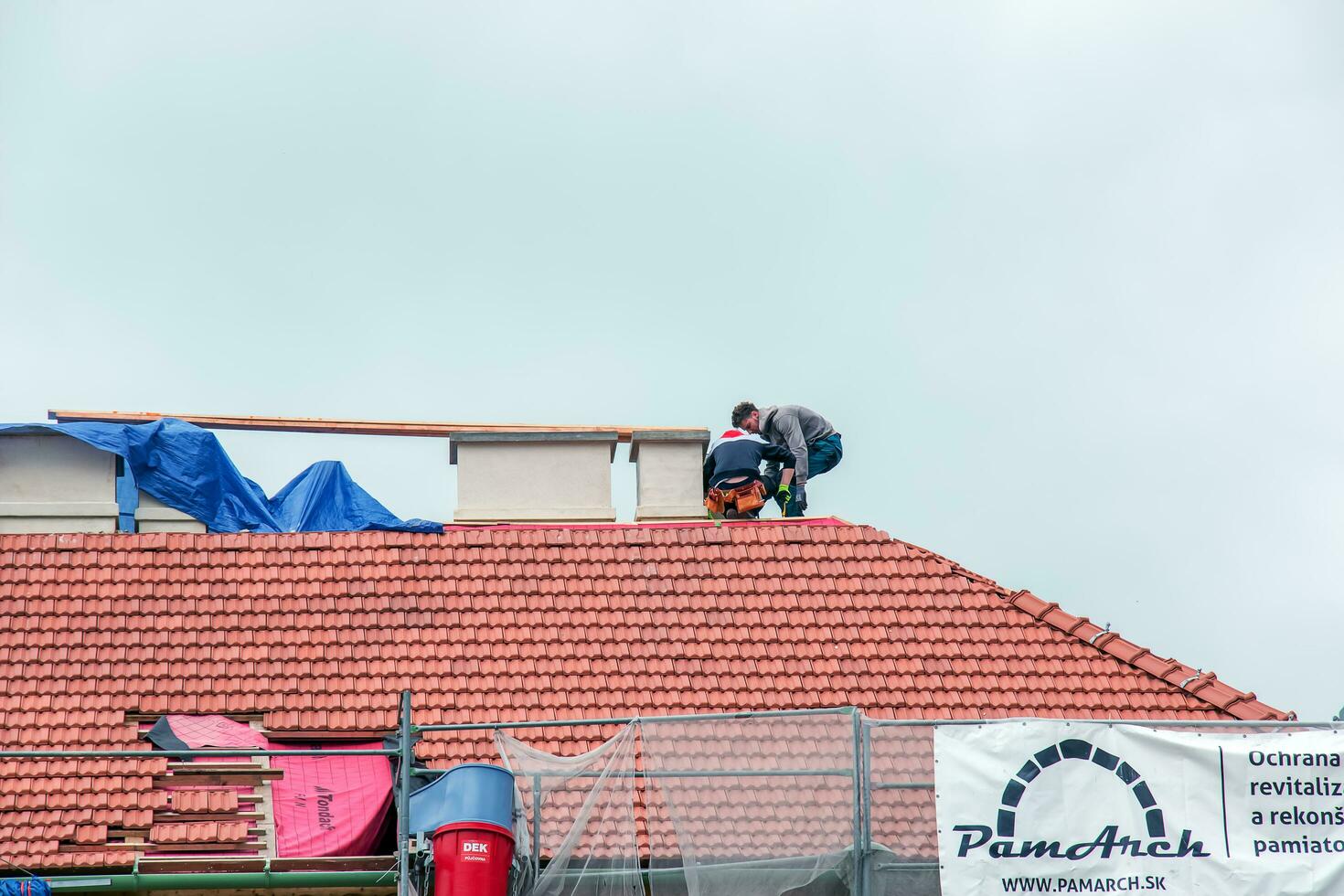 Nitra, Slowakei - - 15.05.2023 Handwerker Reparatur Schornsteine auf das Dach von ein Haus. foto