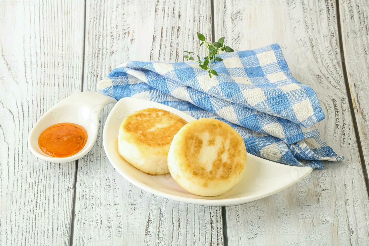 gebackener Käsekuchen mit Fruchtmarmelade foto