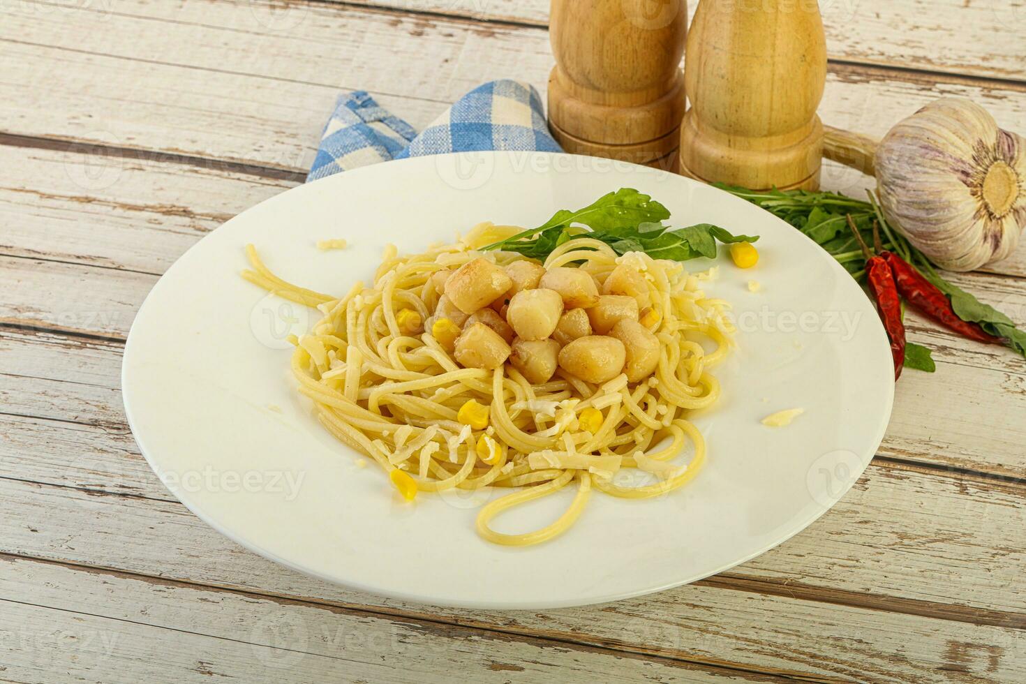 lecker Pasta mit Jakobsmuschel Meeresfrüchte foto