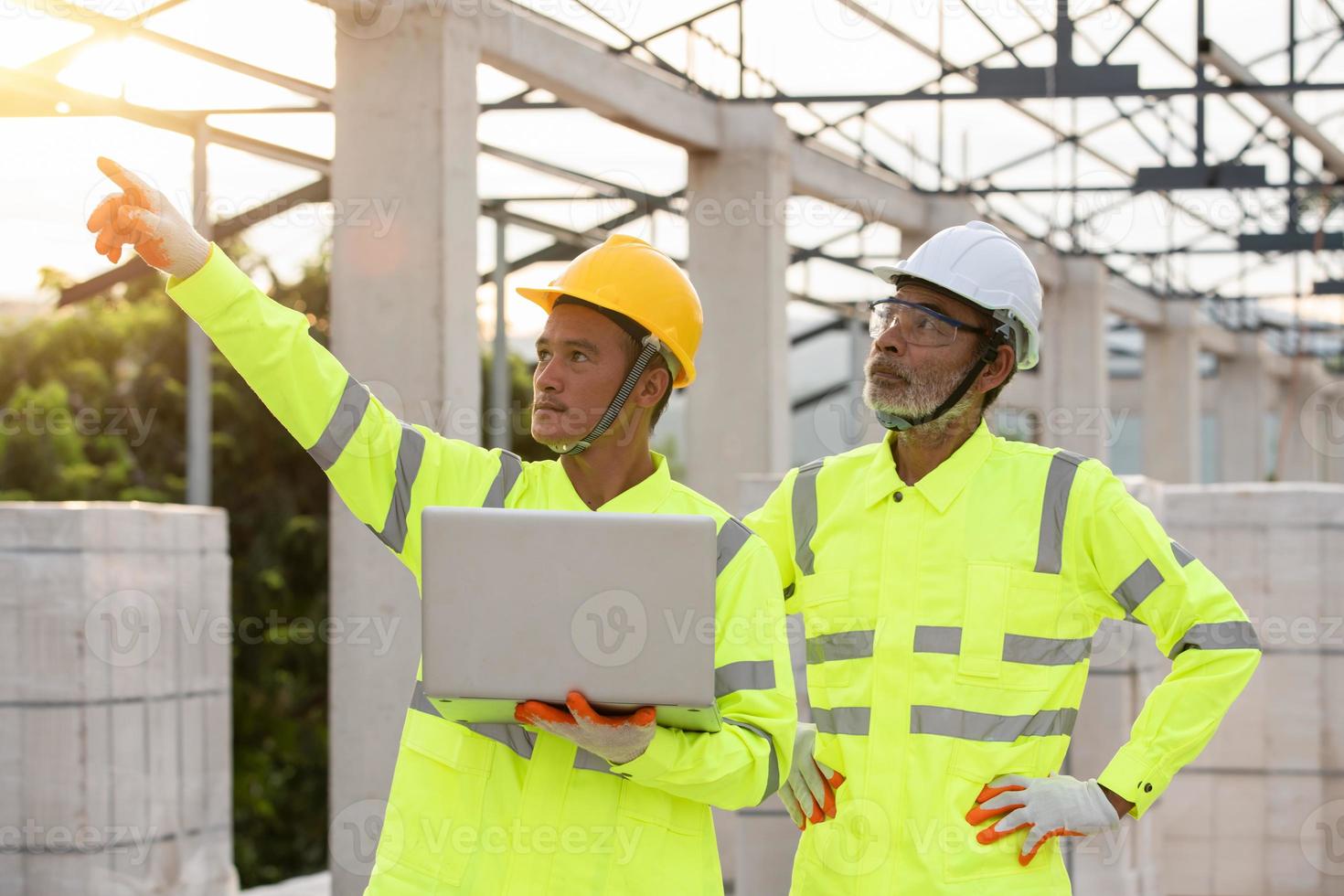 Ingenieur und Bauleiter arbeiten gemeinsam auf der Baustelle foto