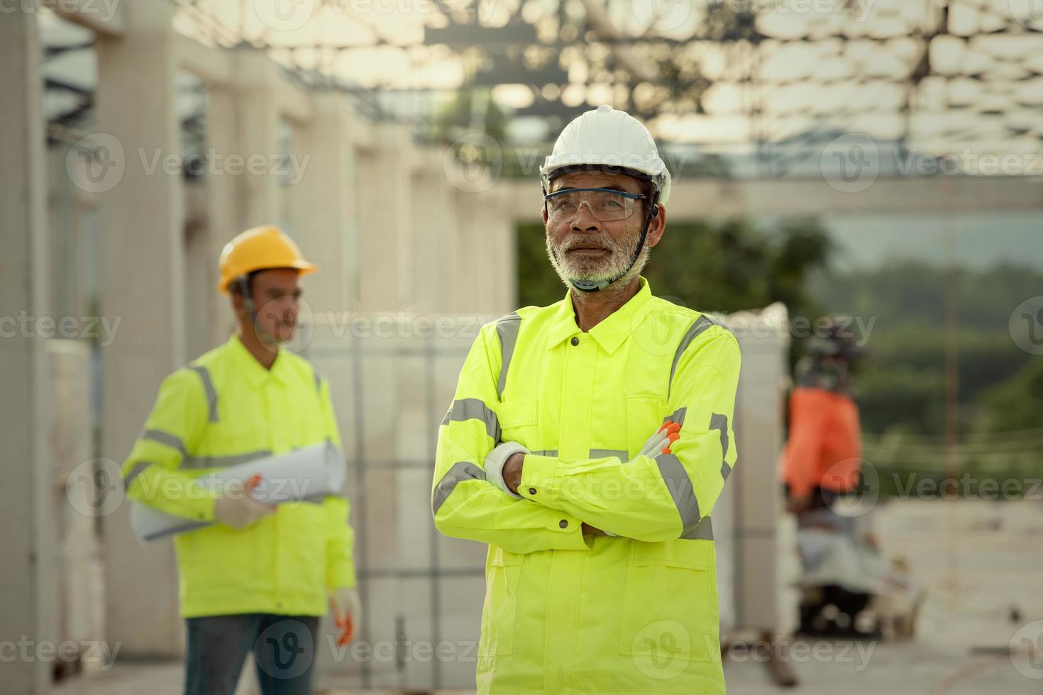 Supervisor und Engineering auf der Baustelle und Blaupause foto