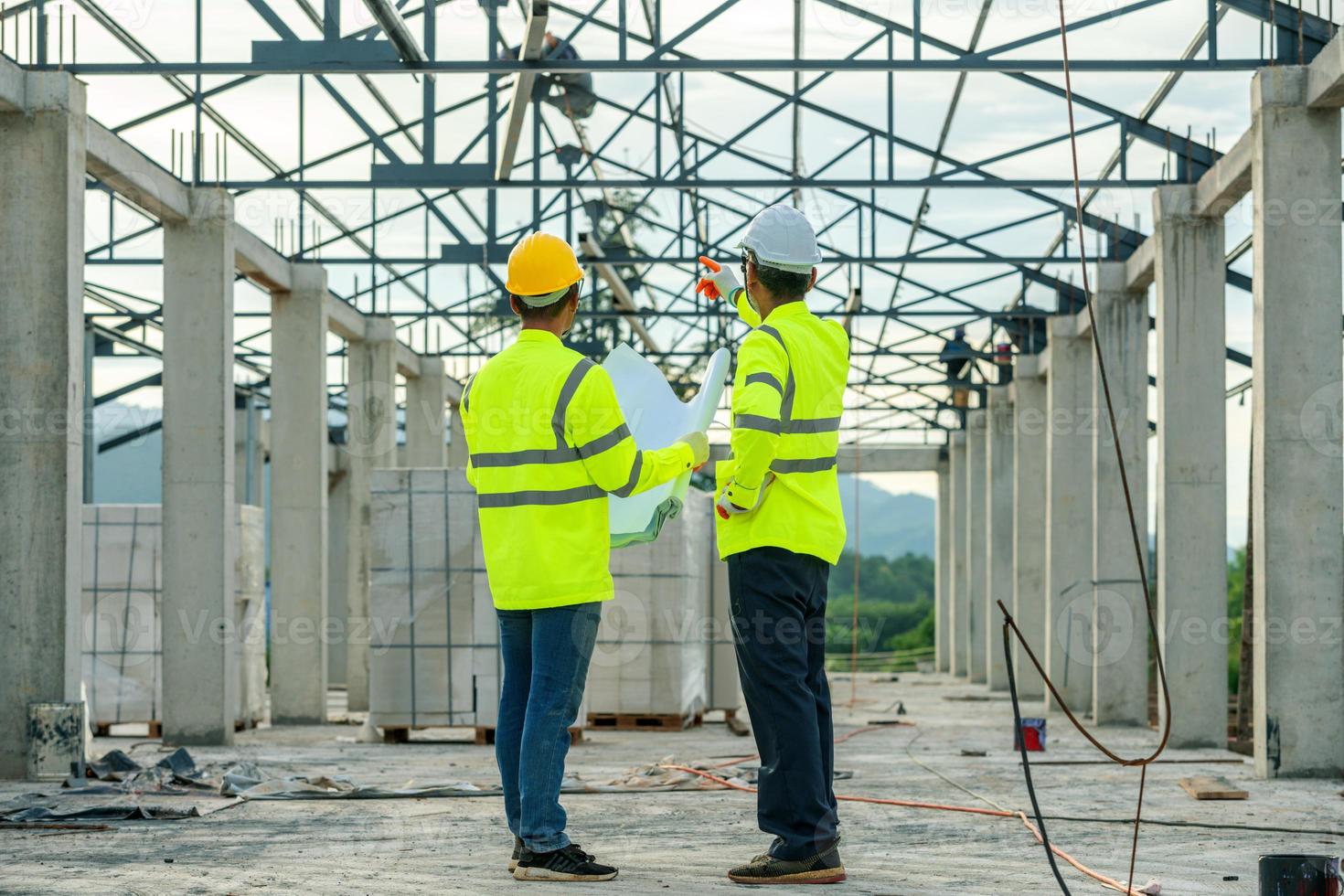 Baustellentechnik in Zusammenarbeit mit dem Arbeiter vor Ort foto