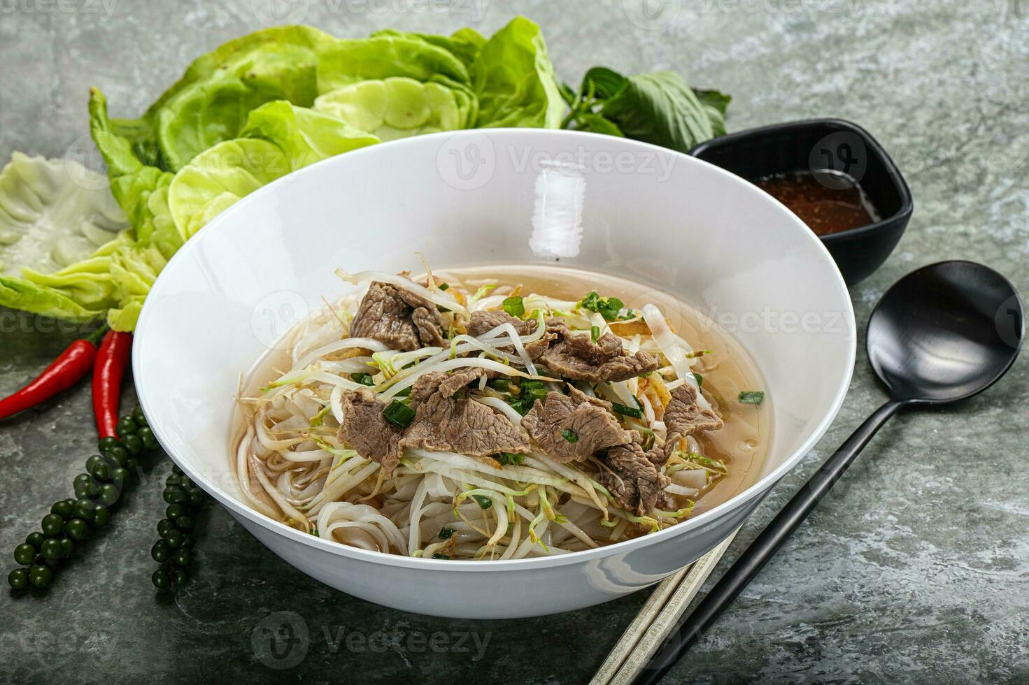 Vietnamesisch traditionell Suppe pho bo mit Rindfleisch foto