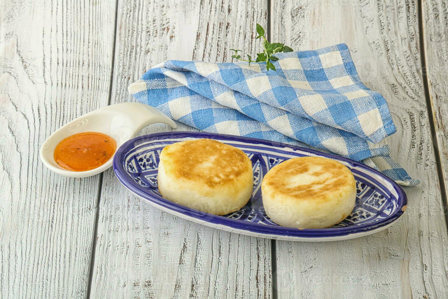 gebackener Käsekuchen mit Fruchtmarmelade foto