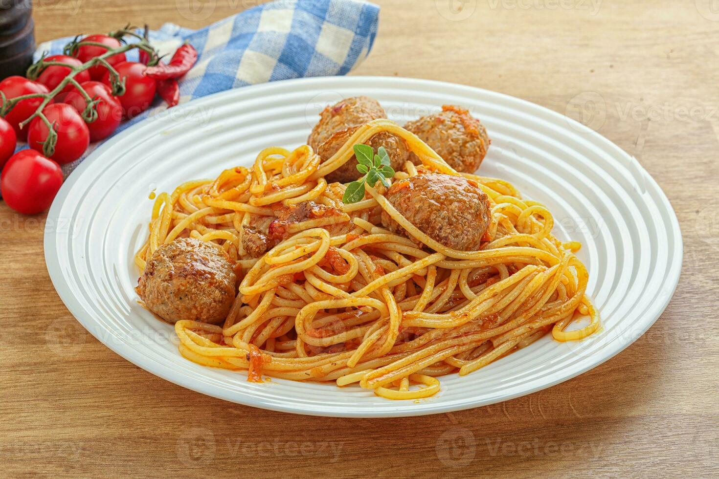 Spaghetti mit Hackbällchen in Tomatensoße foto