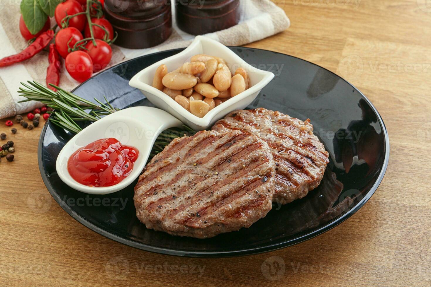 gegrilltes Rindfleisch-Burger-Schnitzel mit Soße foto