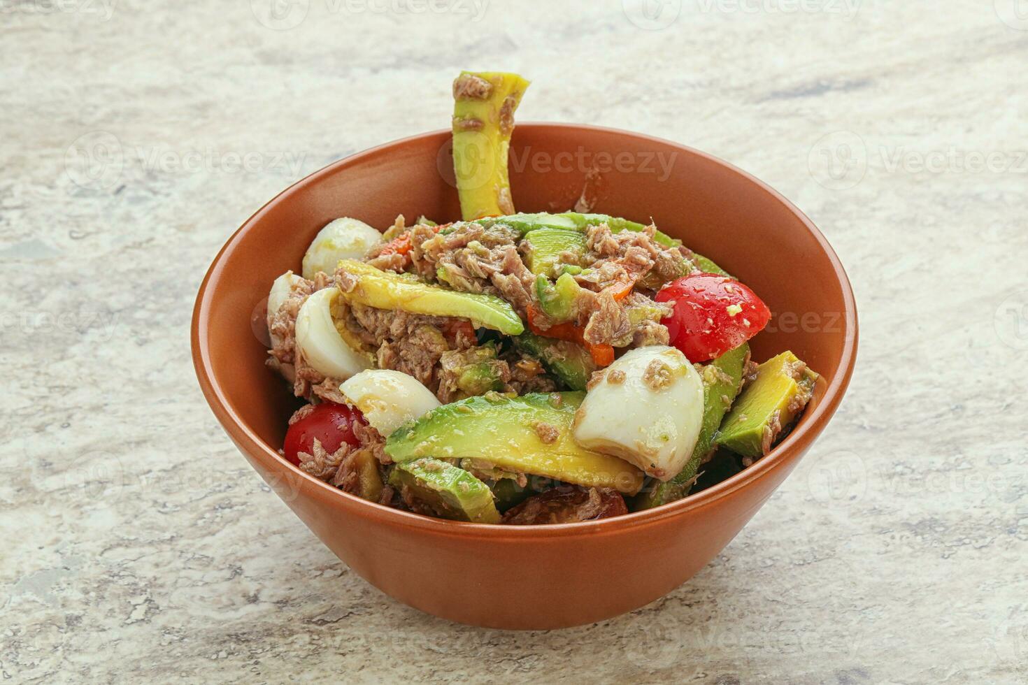 Salat mit Thunfisch und Avocado foto