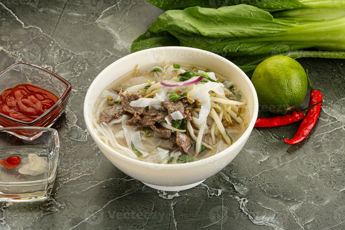 Vietnamesisch Suppe pho bo mit Rindfleisch foto