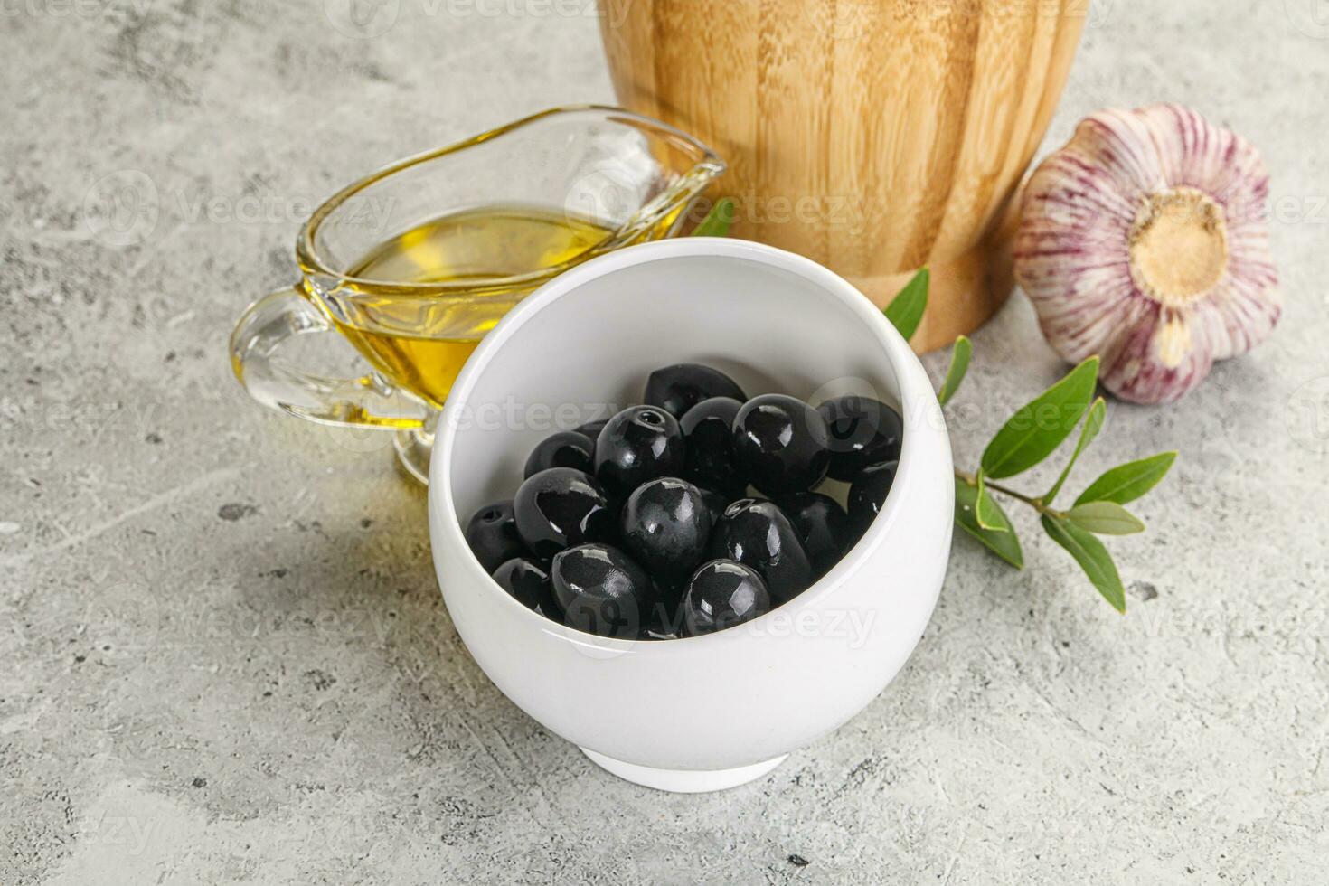 schwarz Oliven mit Öl und Ast foto