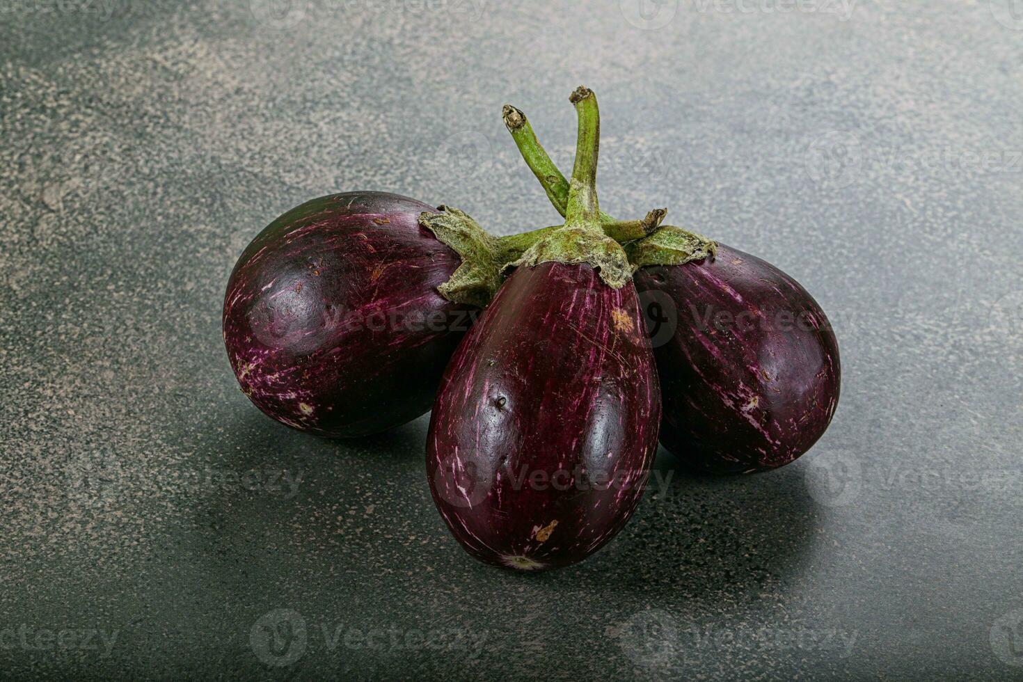 roh klein asiatisch Baby Aubergine foto