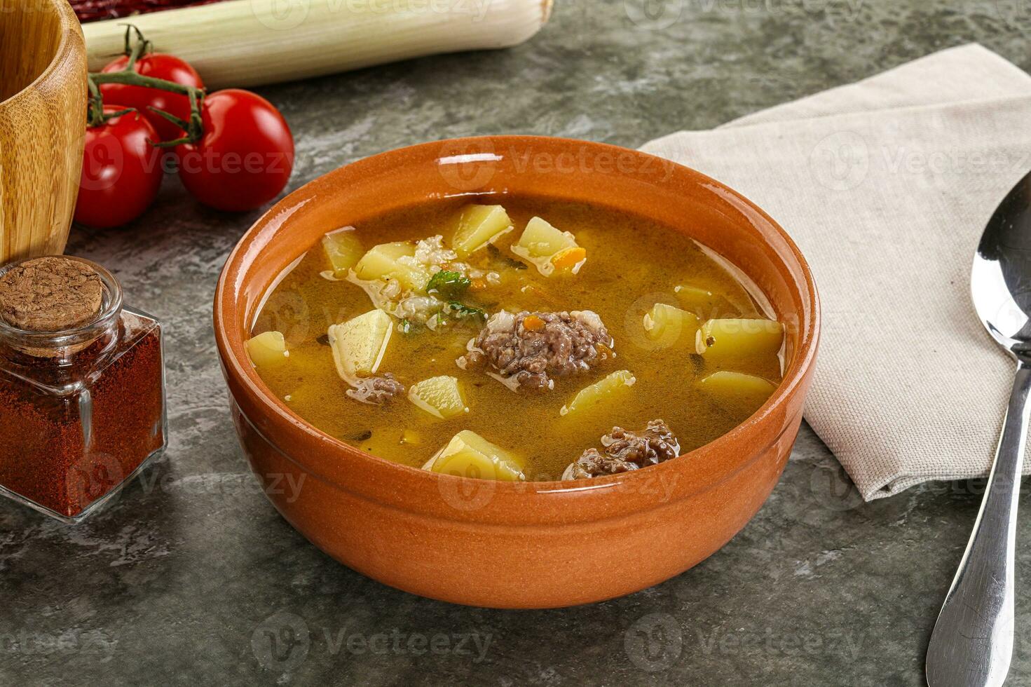 Suppe mit Rindfleisch Frikadelle und Gemüse foto