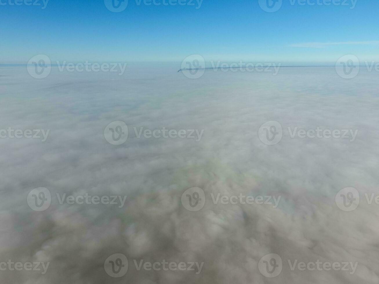 im das Himmel über das Nebel. Sonnenaufgang Über das Nebel. Wolken in der Nähe von das Boden foto