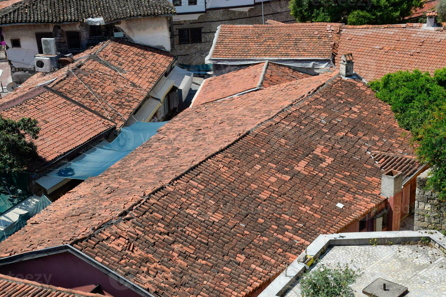 Aussicht von das Überwachung Deck auf das Dächer von das alt Gebäude von das alt Stadt von kaleici im Antalya foto