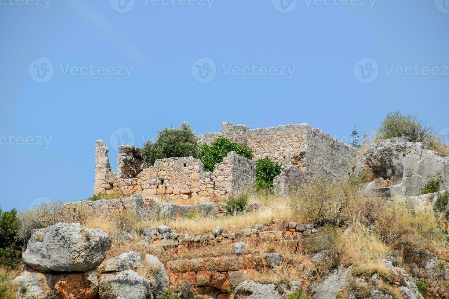 Ruinen von das uralt Stadt von kekova auf das Ufer. foto