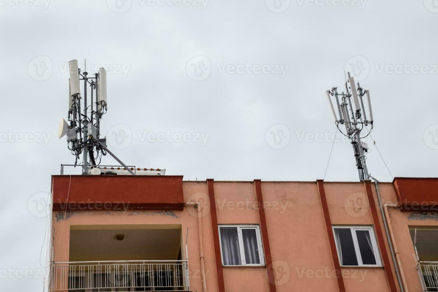 Closeup Auto Haifischflosse drahtlose Antenne auf blauem Dach. gps-antenne  haifischflossenform auf einem auto für radionavigationssystem. bin fm  autoradio antenne. Auto auf Parkplatz im Freien geparkt. 8820432 Stock-Photo  bei Vecteezy