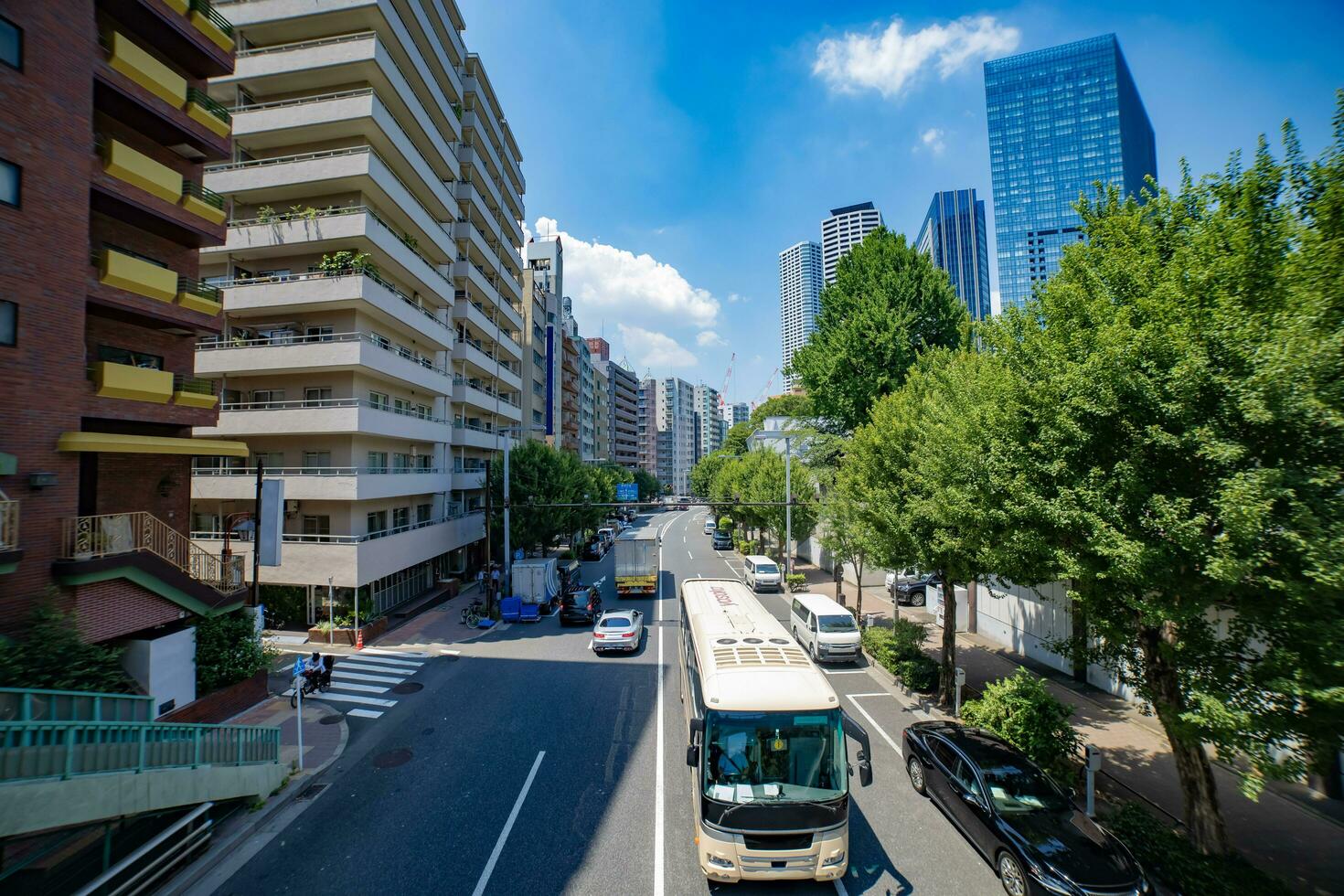 ein der Verkehr Marmelade beim das städtisch Straße im Tokyo breit Schuss foto