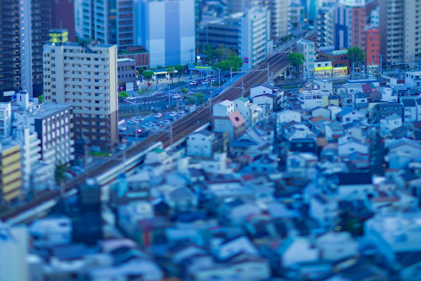 ein Dämmerung Miniatur Stadtbild durch hoch Winkel Aussicht in der Nähe von das Eisenbahn im Osaka foto