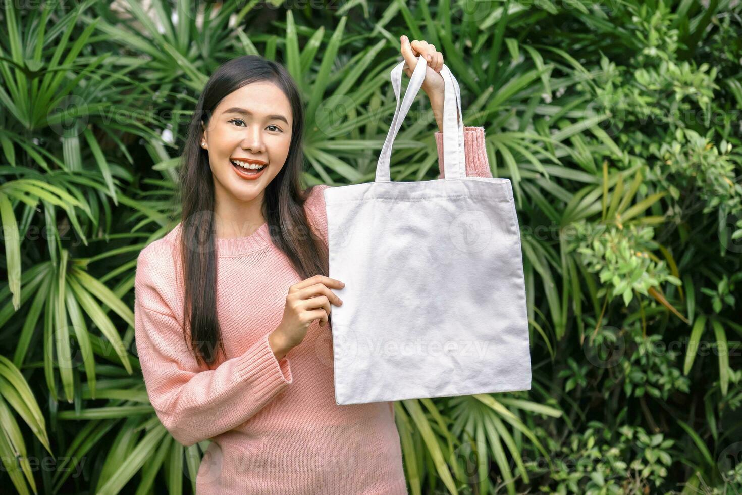 Frau halten leer Baumwolle Öko Tasche Tasche. Umgebung Konzept Design Attrappe, Lehrmodell, Simulation foto