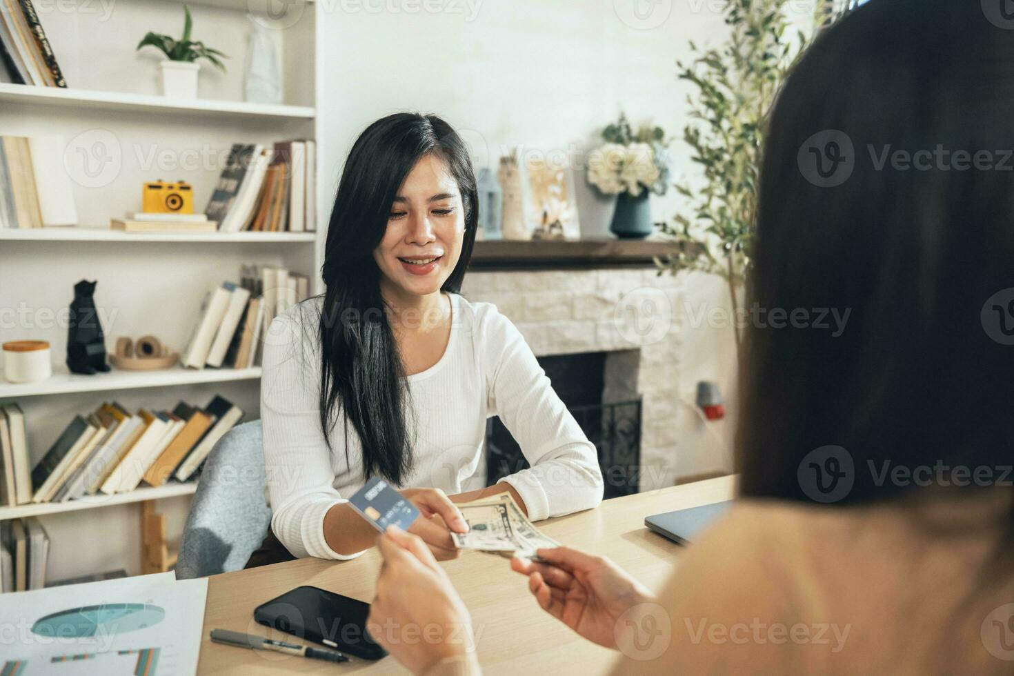 Frau ist bezahlen Kasse und Anerkennung Karte zu machen ein kaufen. finanziell Konzept foto