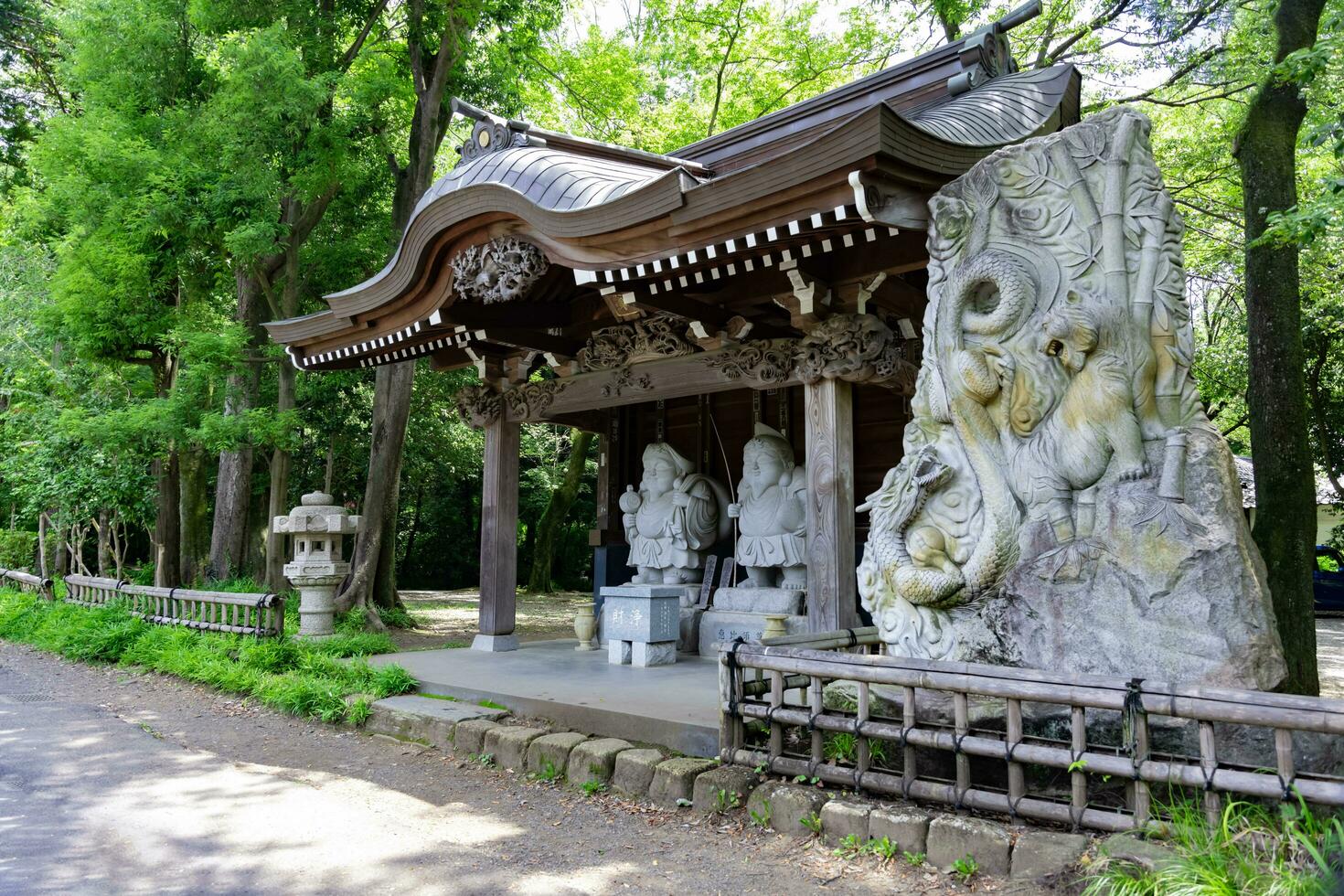 japanisch Wächter Statuen beim das traditionell Straße im Tokyo breit Schuss foto