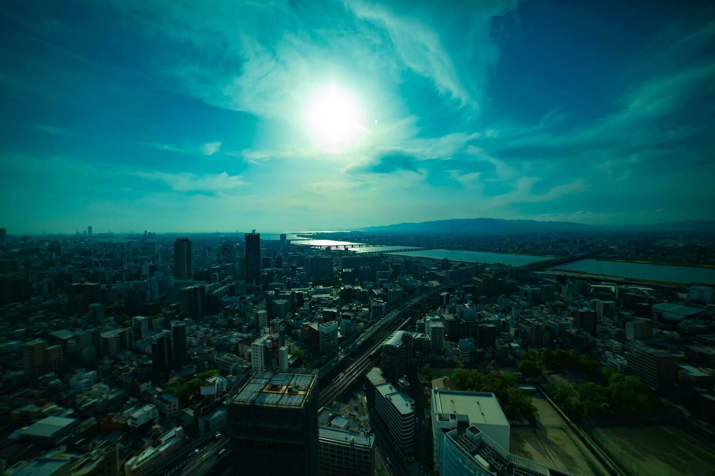 ein Sonnenuntergang Panorama- Stadtbild in der Nähe von Yodo Fluss im Osaka breit Schuss foto