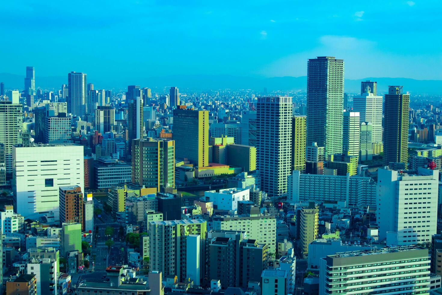 ein Dämmerung Stadtbild durch hoch Winkel Aussicht in der Nähe von das Büro Gebäude im Osaka foto